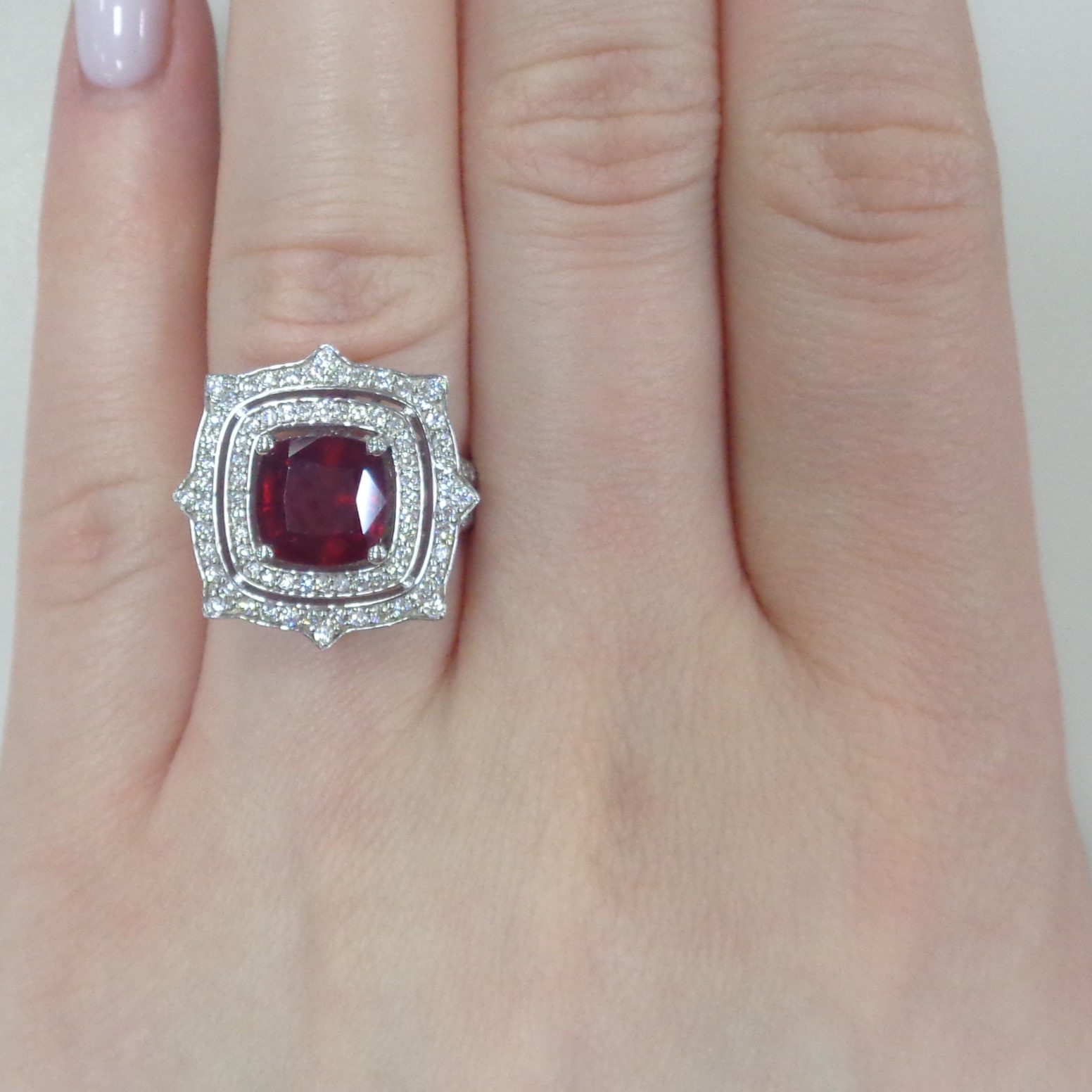 Кольцо из белого золота с рубином